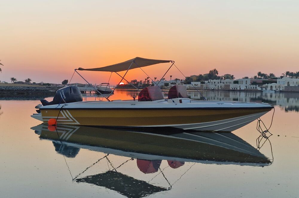 Boot (1) 📸 ALT-Texte für Bilder (bitte so eintragen): private Bootstour El Gouna Speedboot Bootsausflug El Gouna Rotes Meer Speedboat private tour El Gouna Delfine El Gouna Speedboot El Gouna private boat trip